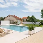 Morus Zadarvillas
