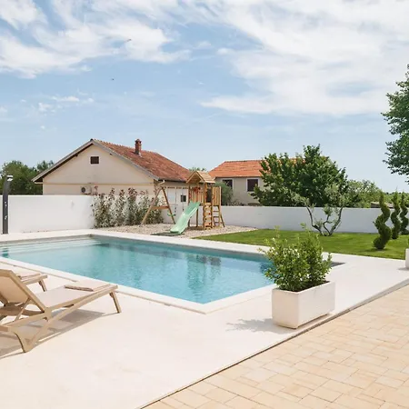 Morus Zadarvillas